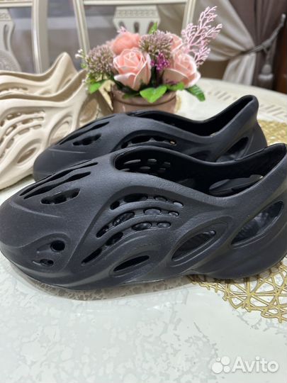 Резиновые тапочки в стиле yeezy