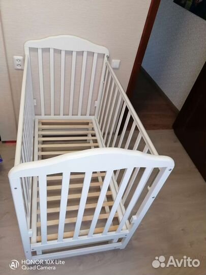 Детская кроватка с маятником