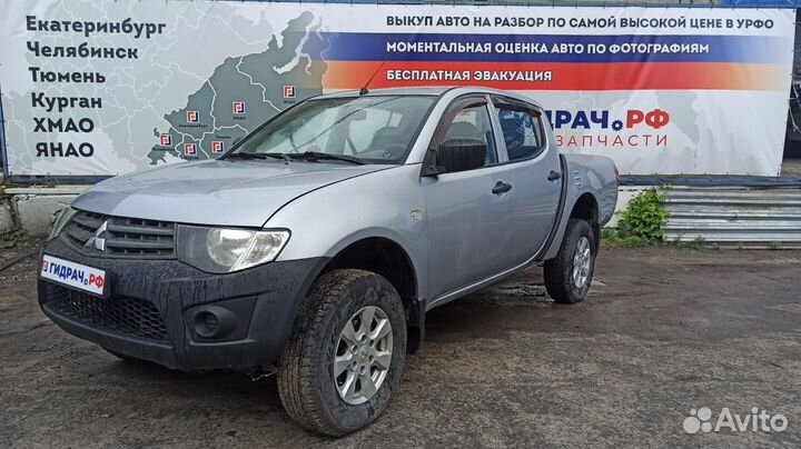 Крепление АКБ Mitsubishi L200 MN136284. Подставка