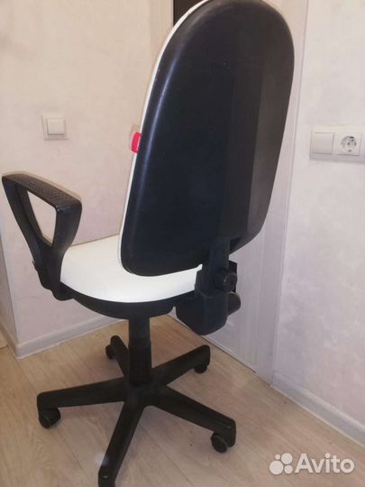 Компьютерное кресло треугольные ручки