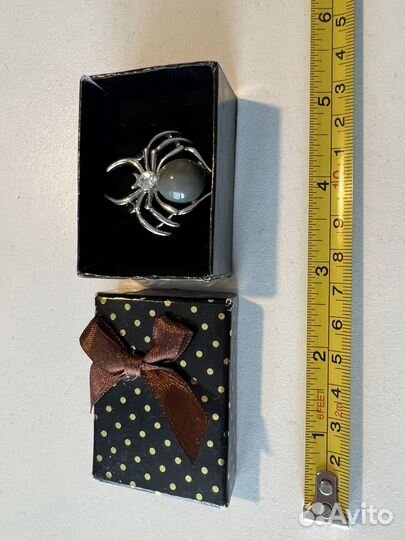 Брошка паук