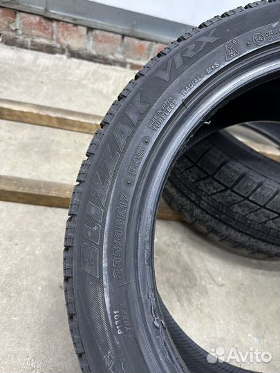 Bridgestone Blizzak VRX 235/45 R17 94S