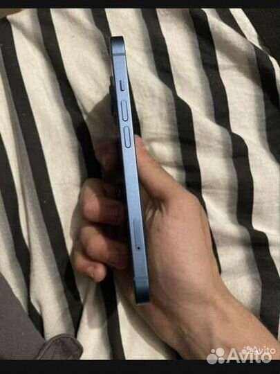Телефон iPhone 13