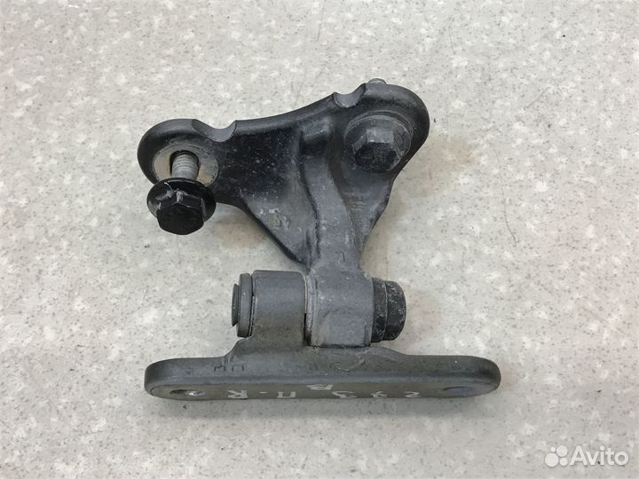 Петля двери передней правой верхняя Mercedes Benz