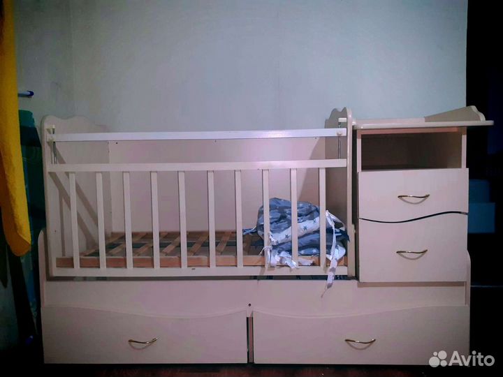 Детская кровать-трансформер с маятником