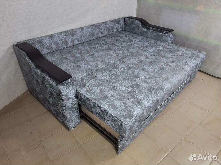 Диван на металлокаркасе