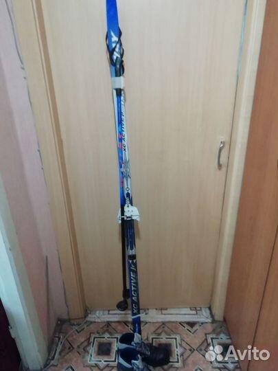 Лыжи с палками и ботинками