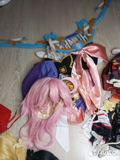 Много косплеев геншин И тд, париков, крафт, лук