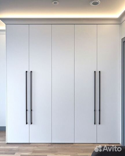 Шкаф распашной с дверцами