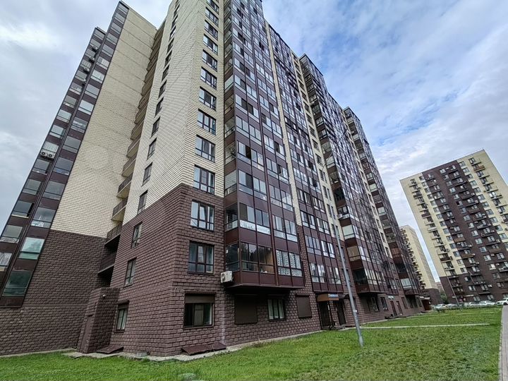 2-к. квартира, 81,7 м², 8/17 эт.