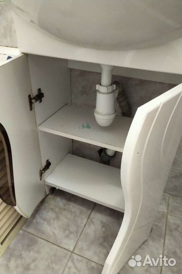 Раковина с тумбой и зеркало для ванной