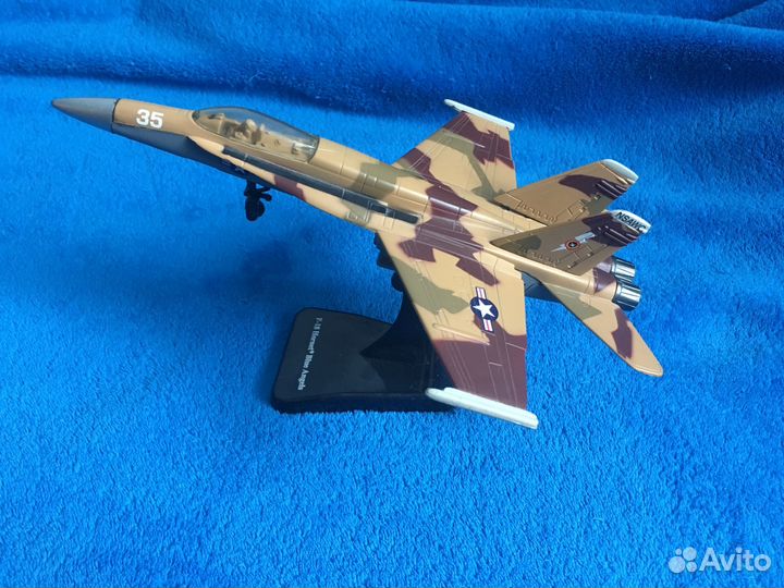 Масштабная модель F-18