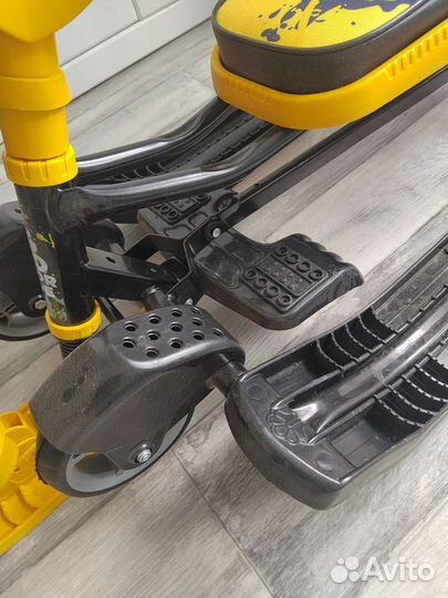 Детский снегокат с ручкой и колесами