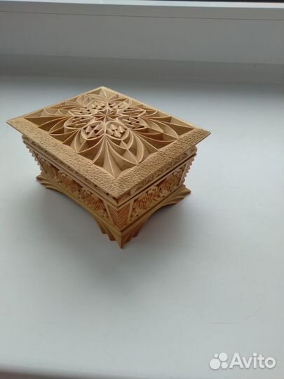 Деревянная шкатулка