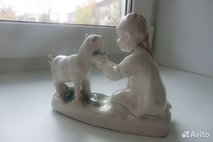 Девочка с козленком.Старая Гжель