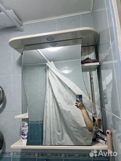 Зеркало в ванную с подсветкой и полочками