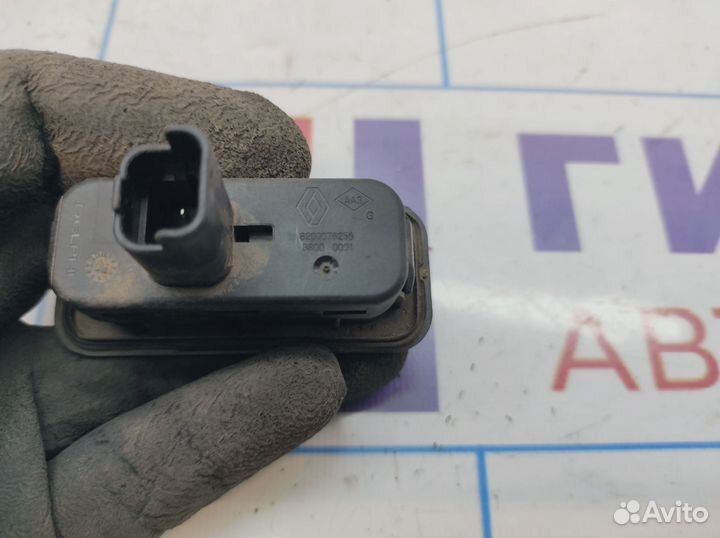 Кнопка открывания багажника Renault Kaptur 8200076256