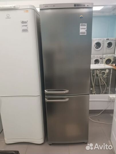 Холодильник стального цвета б/у