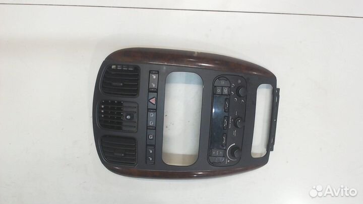 Рамка под магнитолу Chrysler Town-Country, 2001