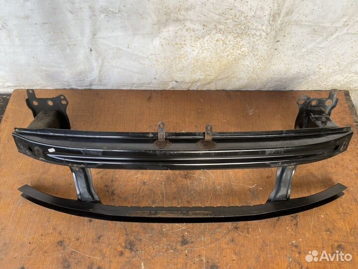 Усилитель переднего бампера VW Passat B6 Пассат