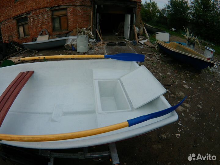 Лодка гребная