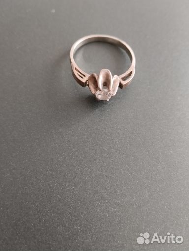 Продам серебряное кольцо с фианитом