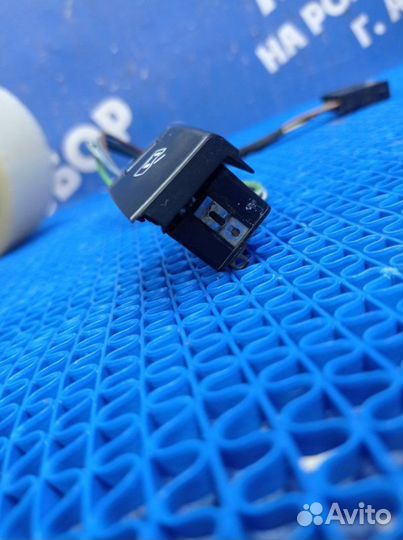 Кнопка центрального замка Audi A6C5 седан AGA 1997