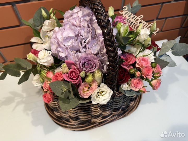 Корзина плетеная с букетом цветов