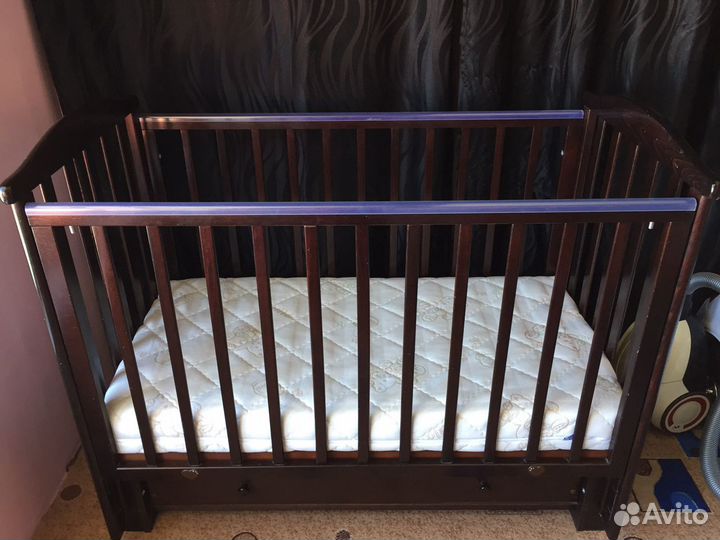 Детская кровать с маятником и ящиком