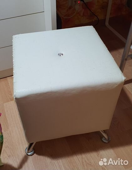 Пуфик для макияжного столика