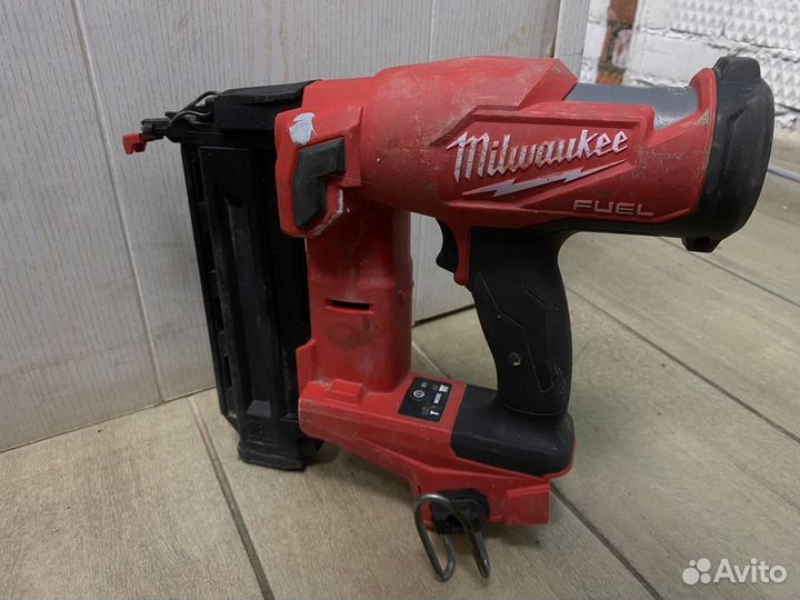 Нейлер финишный Milwaukee 2746-20