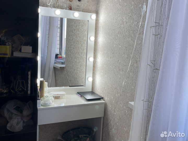 Гримерное зеркало со столом