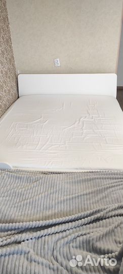 Кровать двухспальная с матрасом