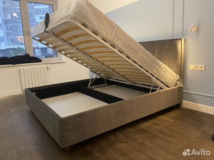 Кровать двухспальная с мягким изголовьем