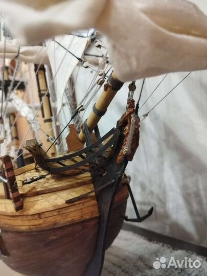 Деревянная модель парусника Баунти с баркасом