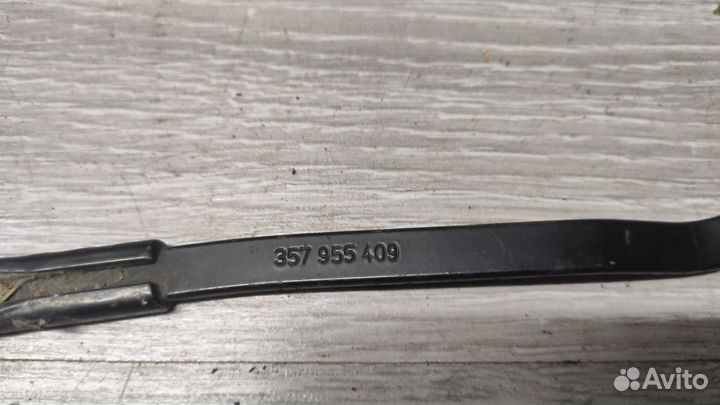 Поводок дворника правый пассат б3