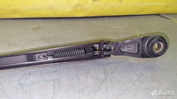 Поводок стеклоочистителя передний правый Geely