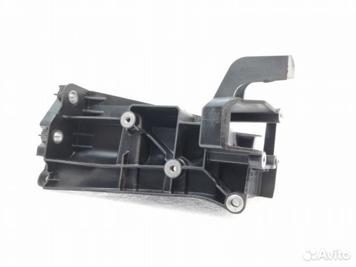 Кронштейн замка капота правый Mercedes-Benz