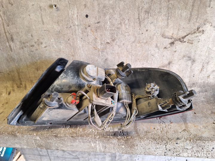 Задний левый фонарь Dodge Stratus 2