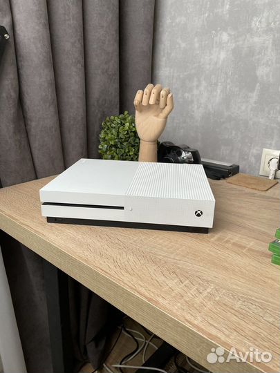 Xbox One S 500gb + геймпад + 4 игры