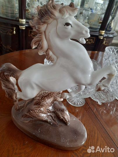 Статуэтка конь лошадь