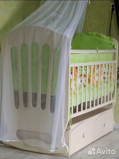 Детская кроватка с маятником и ящиками