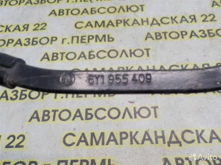 Поводок стеклоочистителя передний левый Skoda Fab