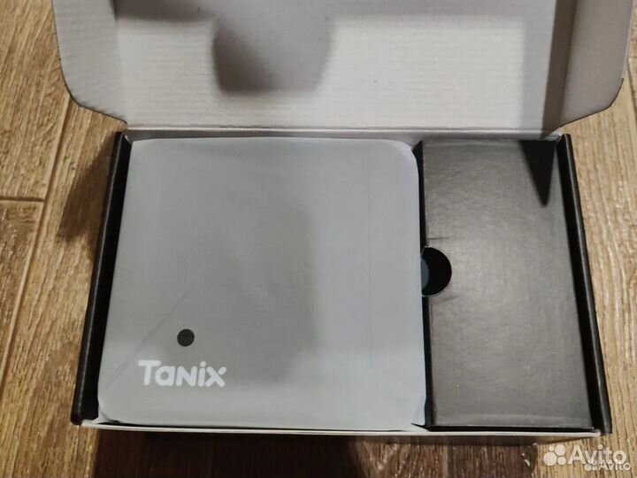 Тв приставка Tanix w2 новая, настроенная