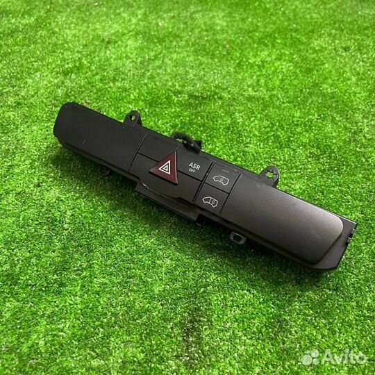 Кнопка аварийной сигнализации Volkswagen Crafter