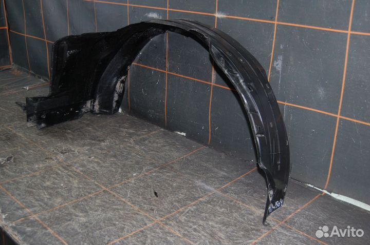 Локер (подкрылок) передний правый - Toyota Hilux 8