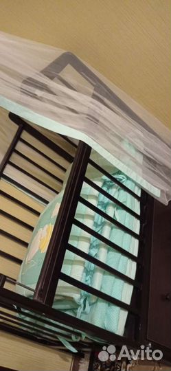 Детская кроватка с маятником