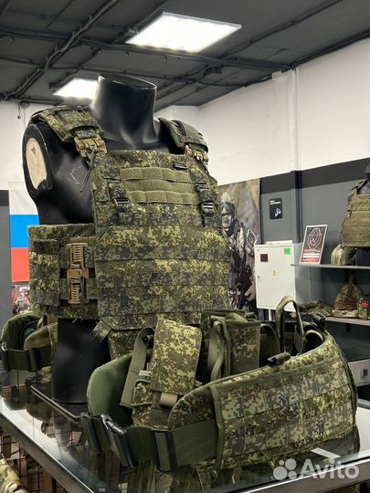 Военное снаряжение(бронежилеты, подсумки, защита)