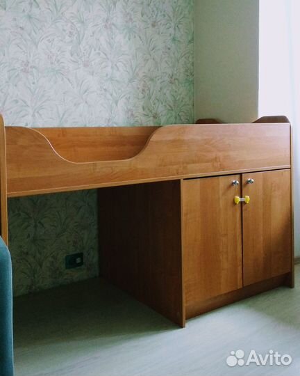 Детская кровать-чердак со столом, лестницей, шкафо