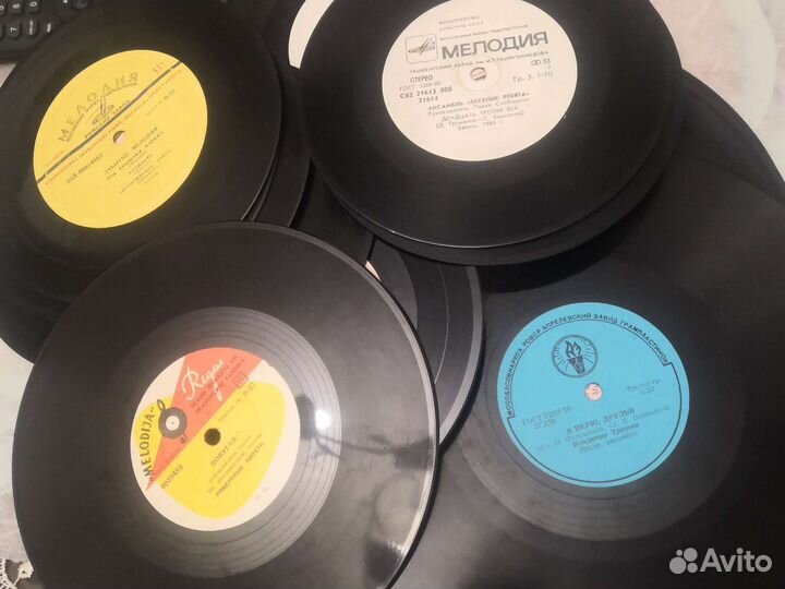 Пластинки от патефоных, до современных много